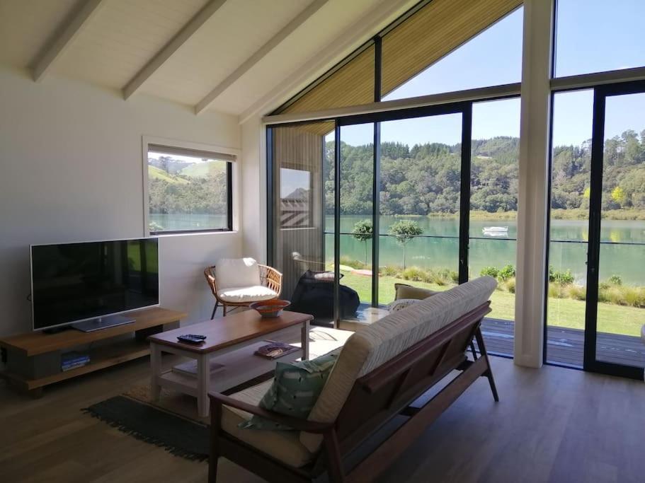 Purangi Waterfront Retreat Διαμέρισμα Cooks Beach Εξωτερικό φωτογραφία